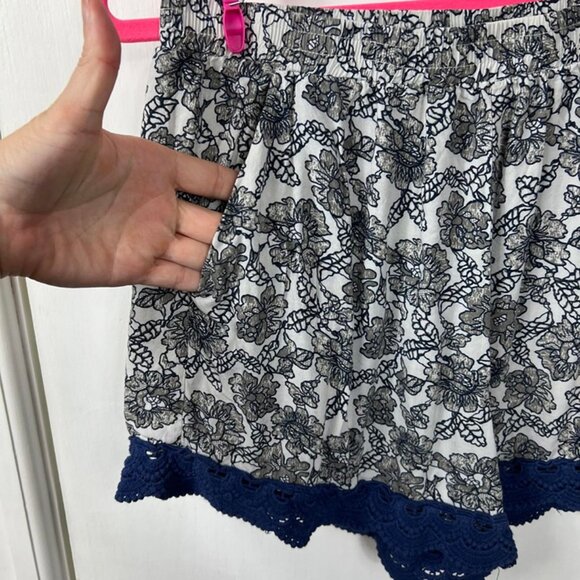 Kori America Blue Floral Print Crochet Trim Shorts Size Medium - Picture 4 of 8